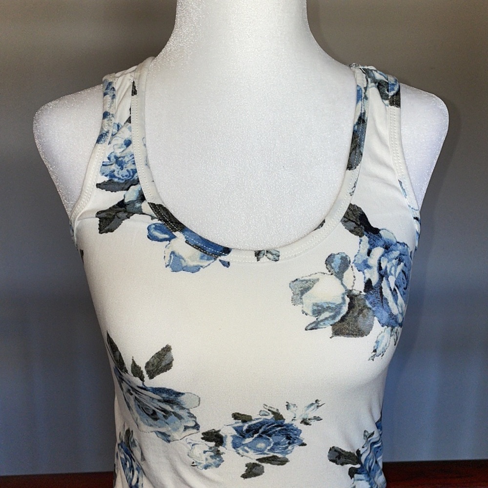 ⭐️ 3/$15 Juniors Blue Rosebud Spring Tank Size Medium